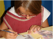 Photos d'une enfant s'appliquant à faire de la calligraphie