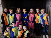 Photo d'un groupe d'enfants présent à un anniversaire.