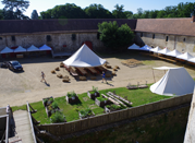 Vue d'ensemble du corps de ferme avec châpiteau d'accueil en extérieur