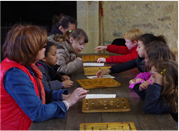 Photo d'enfants jouant sur un plateau