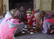 Photo d'enfants participant au jeu Le moyen-âge dans tous ses sens !